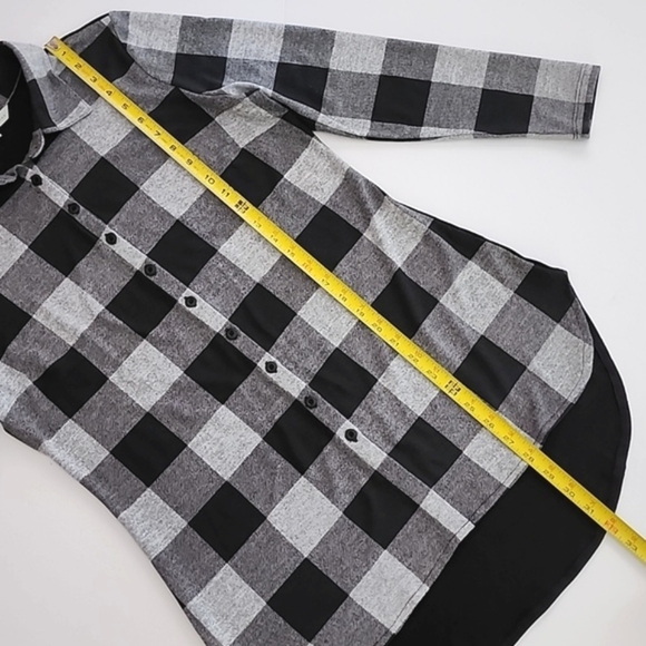 Cleo Petites Long Button Up Black White Shirt Soft Stretch Size Medium - Picture 12 of 12